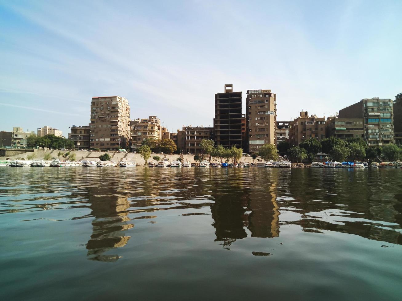 grandes edificios en la costa del río nilo. ciudad de el cairo, egipto foto