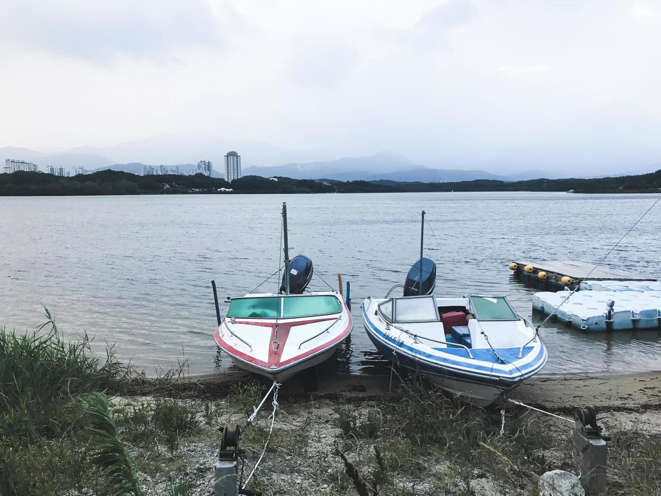 pequeñas embarcaciones a motor en el lago de la ciudad de sokcho. Corea del Sur foto