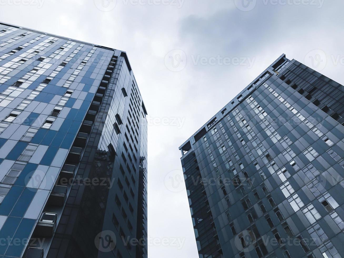 Grandes edificios en la ciudad de Jarkov, Ucrania foto