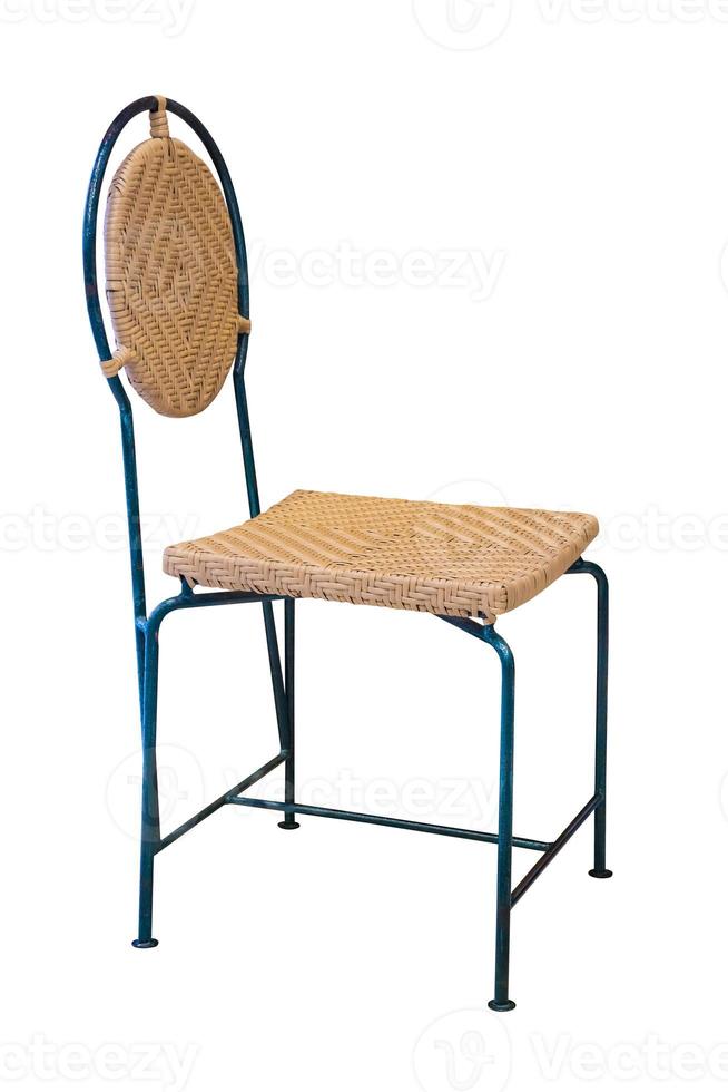 patas de acero de la silla con funda de ratán aislado en blanco. foto