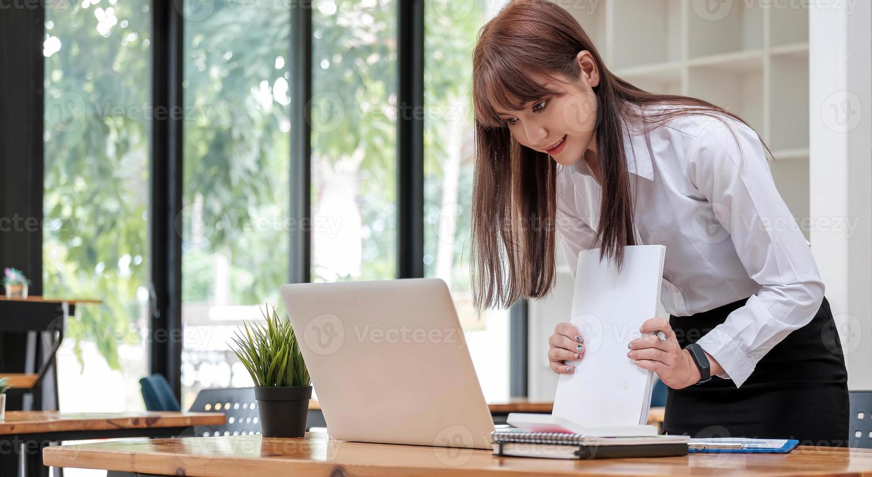 empresaria inteligente analizando datos comerciales foto