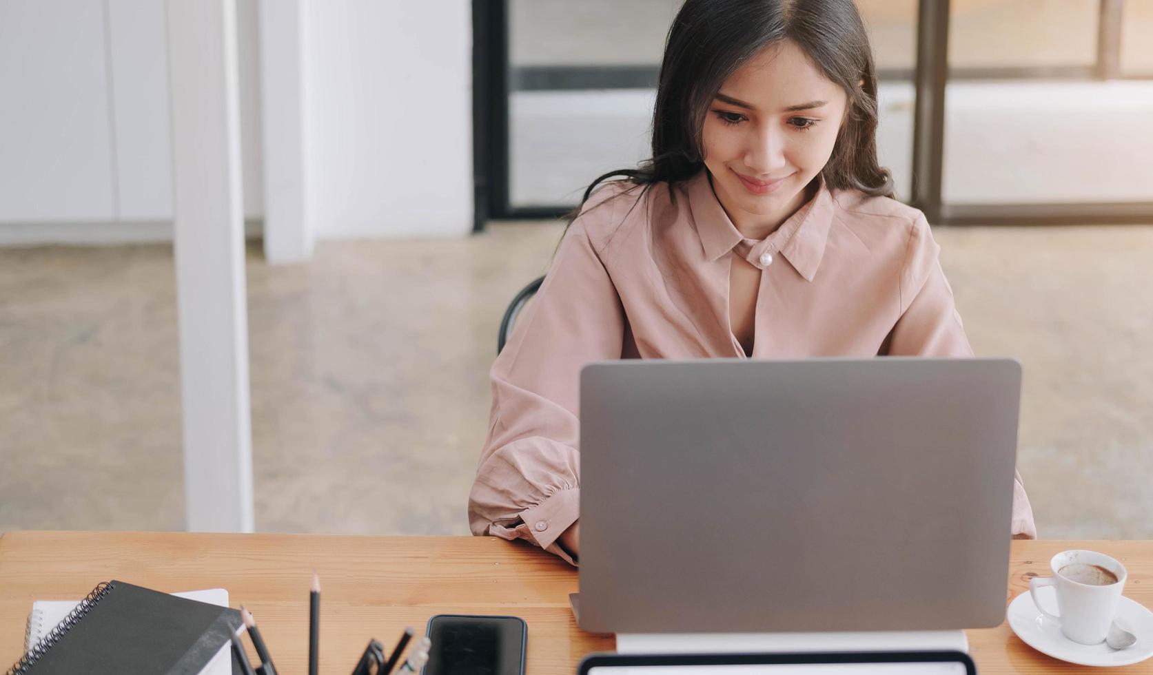 mujer joven, sentar escritorio, con, computador portatil foto