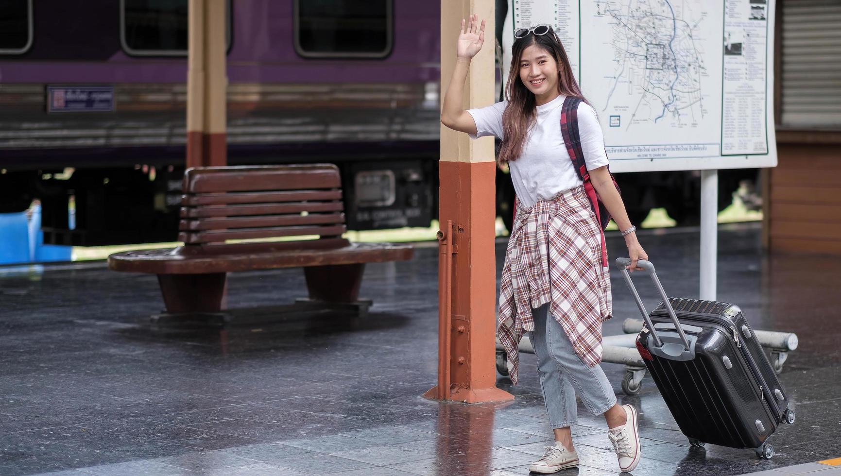 mujer joven agitando la mano foto