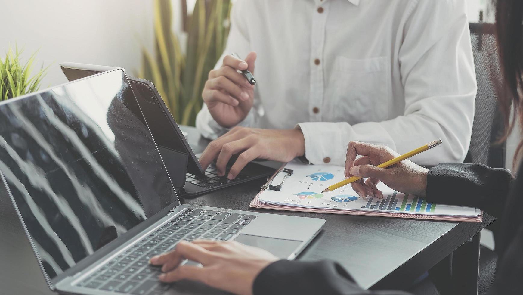 personas que trabajan en la oficina, primer plano foto