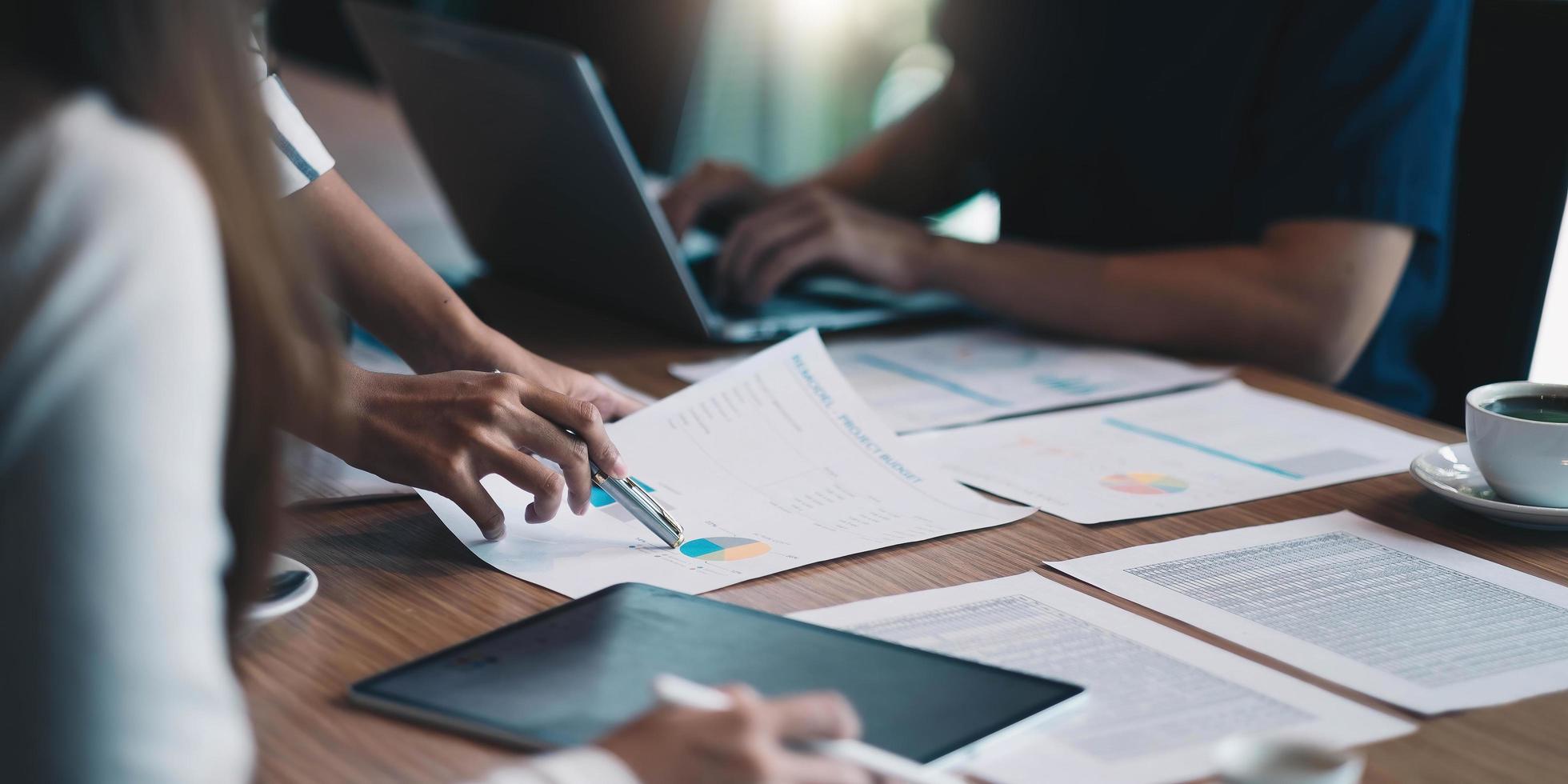 personas que trabajan en la oficina, primer plano foto