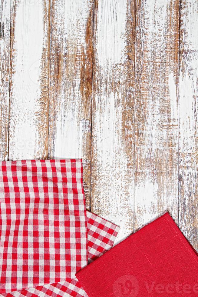vtablecloth, servilleta roja sobre mesa de madera vieja, concepto de vacaciones, maqueta foto
