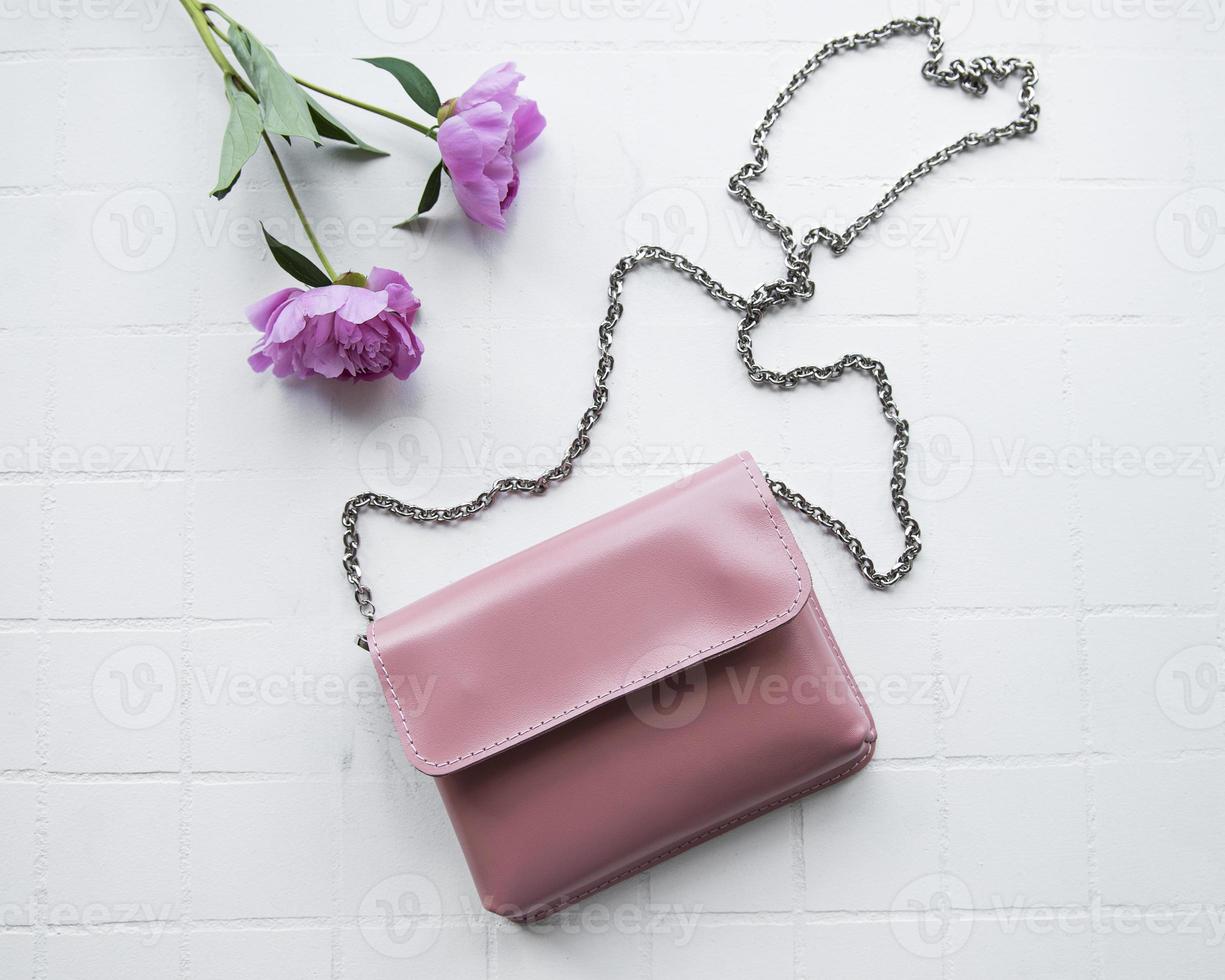 bolso de mujer de piel rosa foto