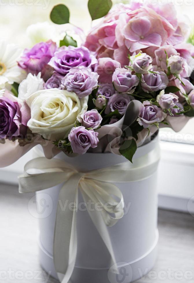 hermosas flores en una caja redonda blanca foto