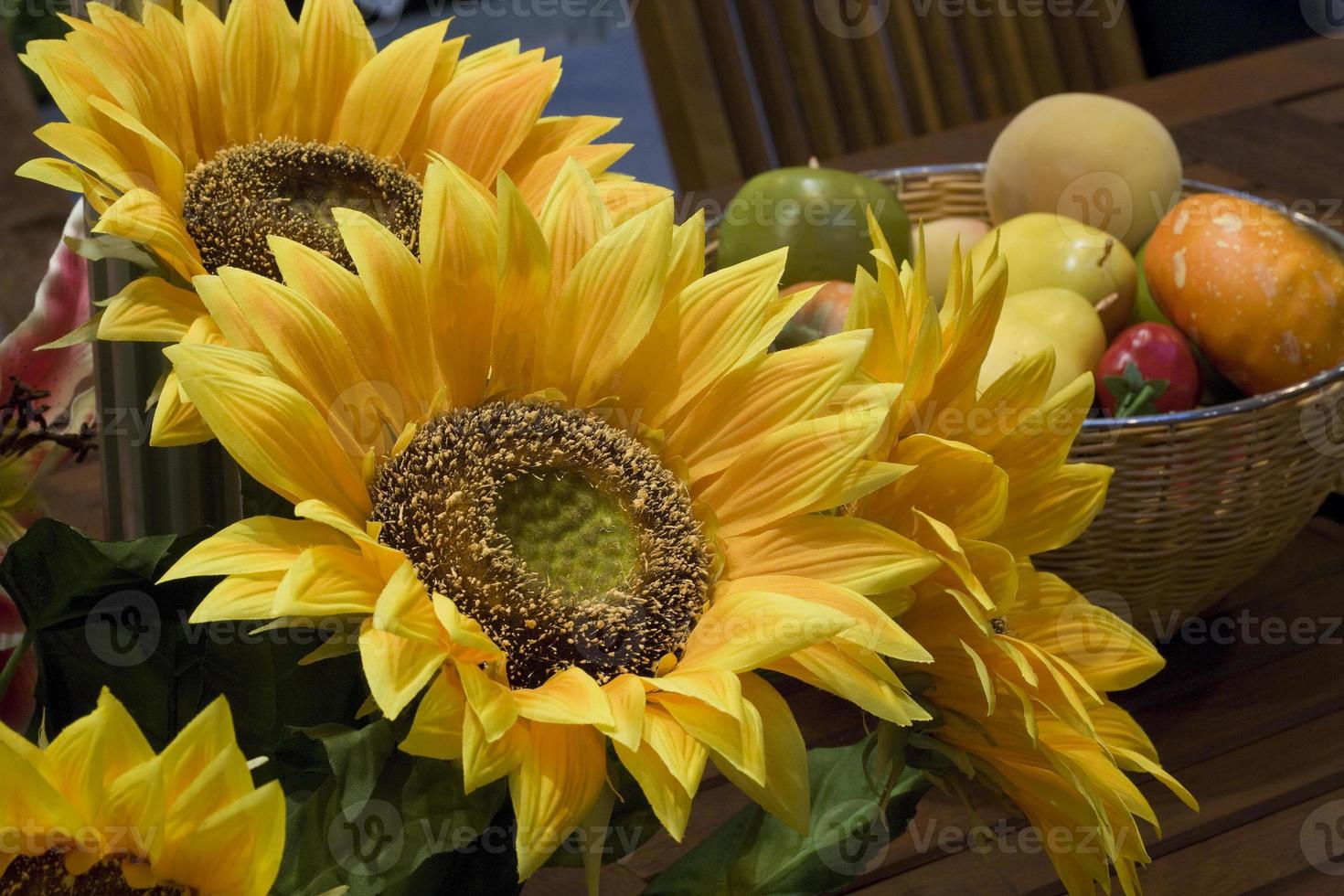 flores artificiales hechas con material plástico y textil foto