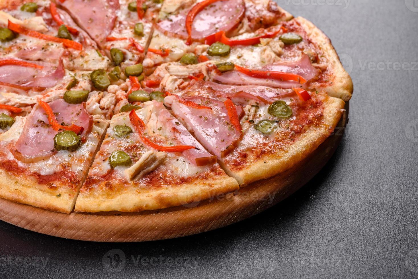 deliciosa pizza crujiente recién horneada con jamón y pimiento búlgaro foto