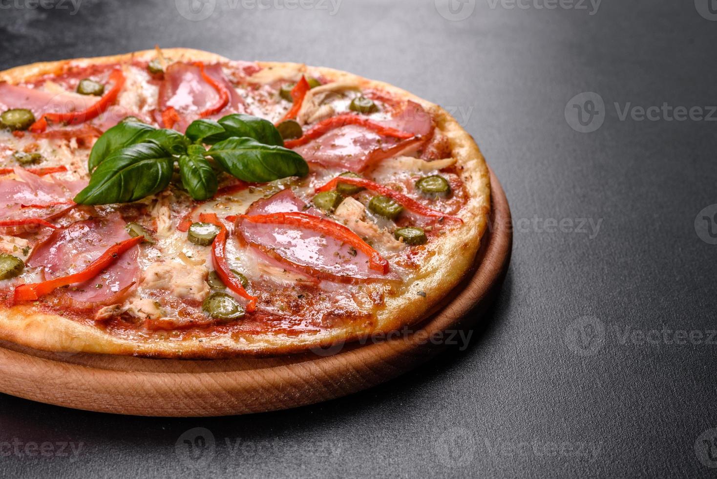 deliciosa pizza crujiente recién horneada con jamón y pimiento búlgaro foto