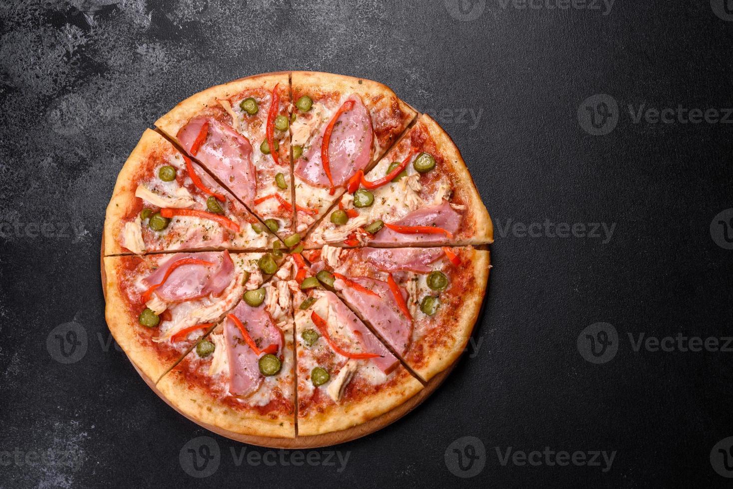 deliciosa pizza crujiente recién horneada con jamón y pimiento búlgaro foto