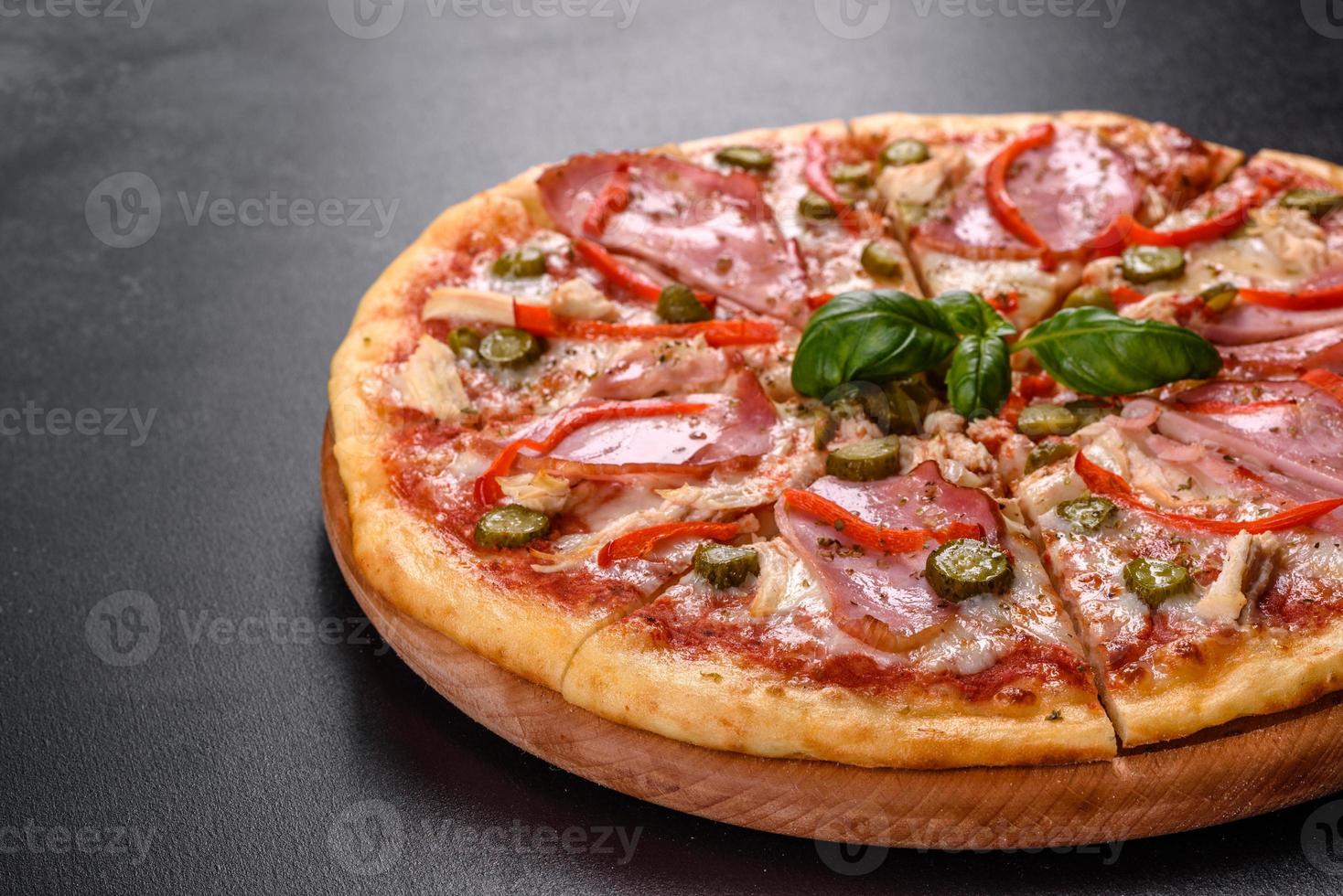 deliciosa pizza crujiente recién horneada con jamón y pimiento búlgaro foto