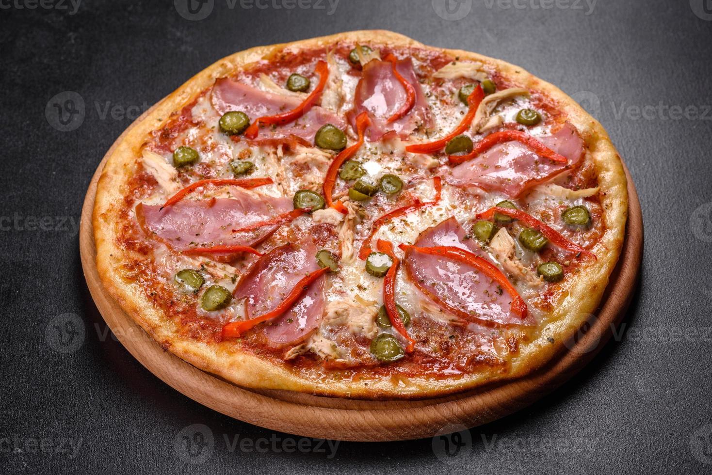 deliciosa pizza crujiente recién horneada con jamón y pimiento búlgaro foto