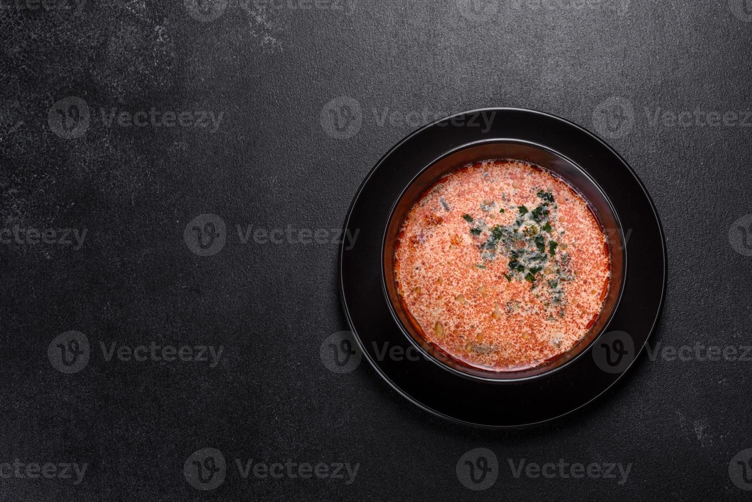 Sabrosa sopa picante fresca de Malasia tom yam con tomate foto