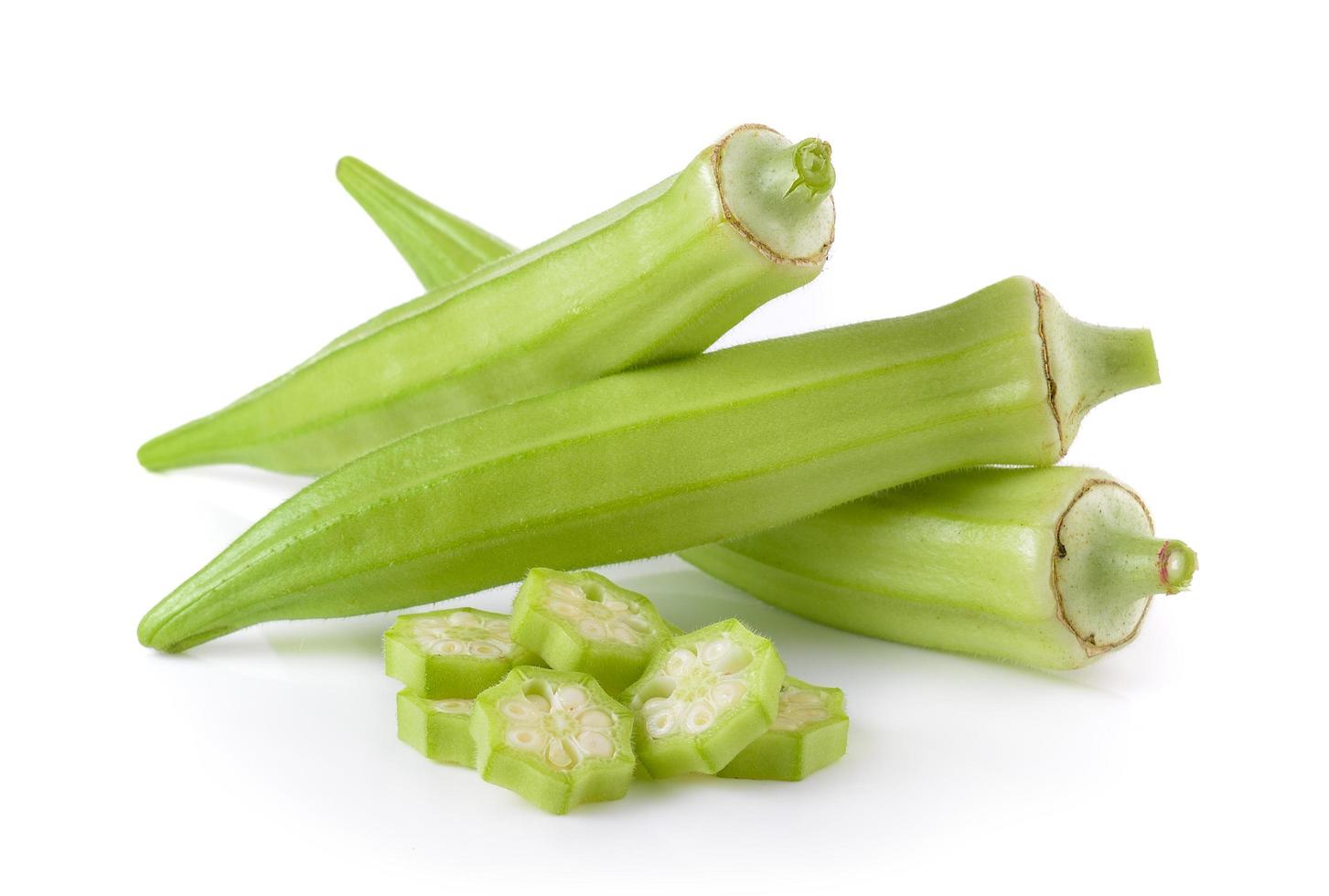 Okra fresca o roselle verde sobre fondo blanco. foto