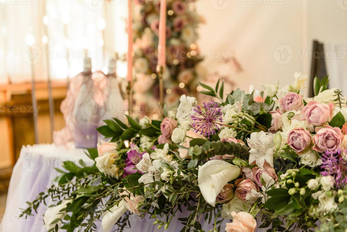 hermosas composiciones florales en el restaurante para la ceremonia de la boda foto