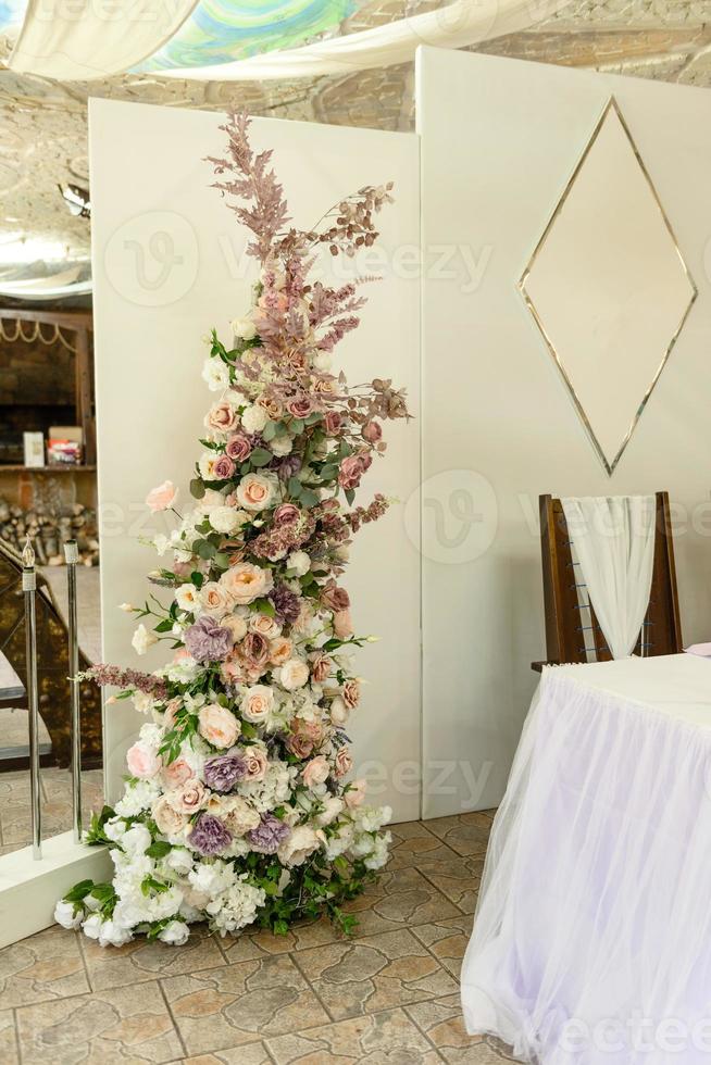 hermosas composiciones florales en el restaurante para la ceremonia de la boda foto