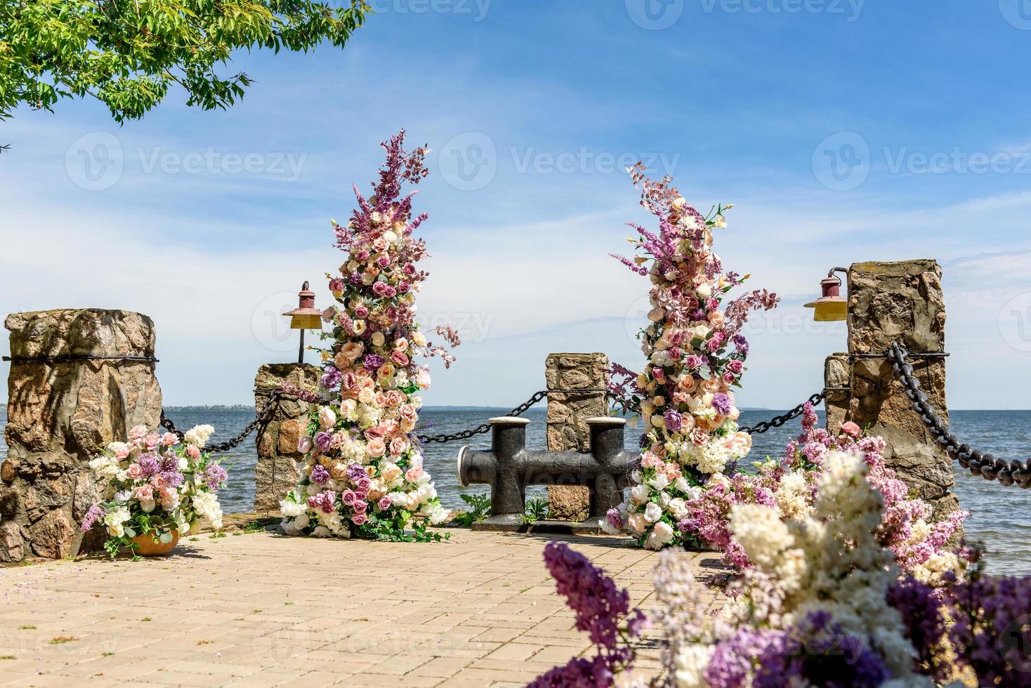 hermosa composición floral para una ceremonia de boda en la costa del océano foto