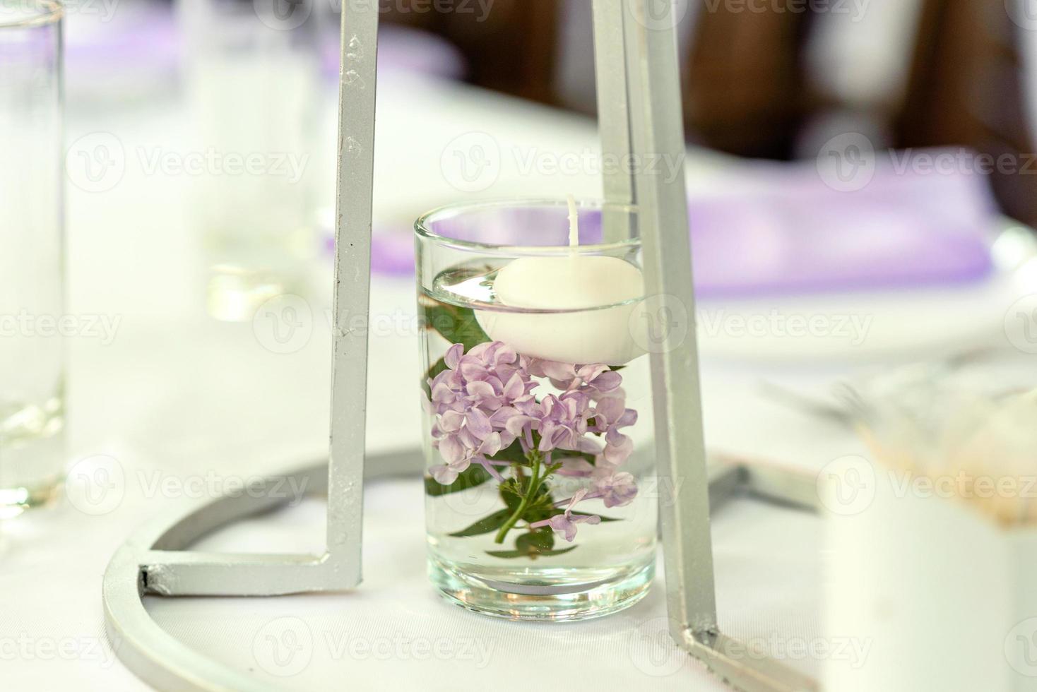 hermosas composiciones florales en el restaurante para la ceremonia de la boda foto