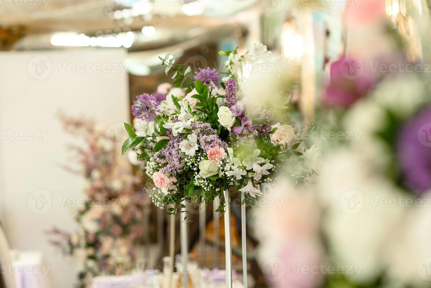 hermosas composiciones florales en el restaurante para la ceremonia de la boda foto