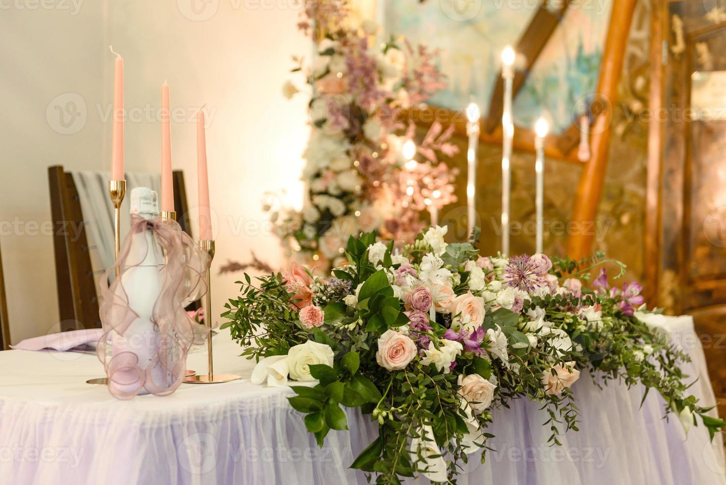 hermosas composiciones florales en el restaurante para la ceremonia de la boda foto