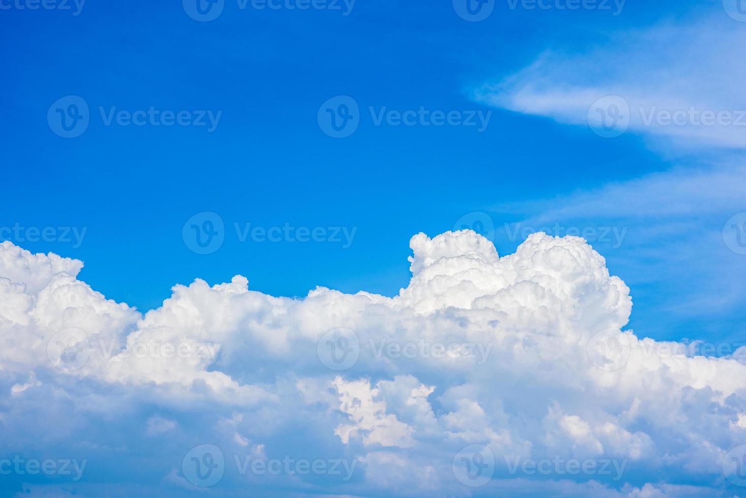 Hermosas nubes blancas en un cielo azul brillante en un cálido día de verano foto