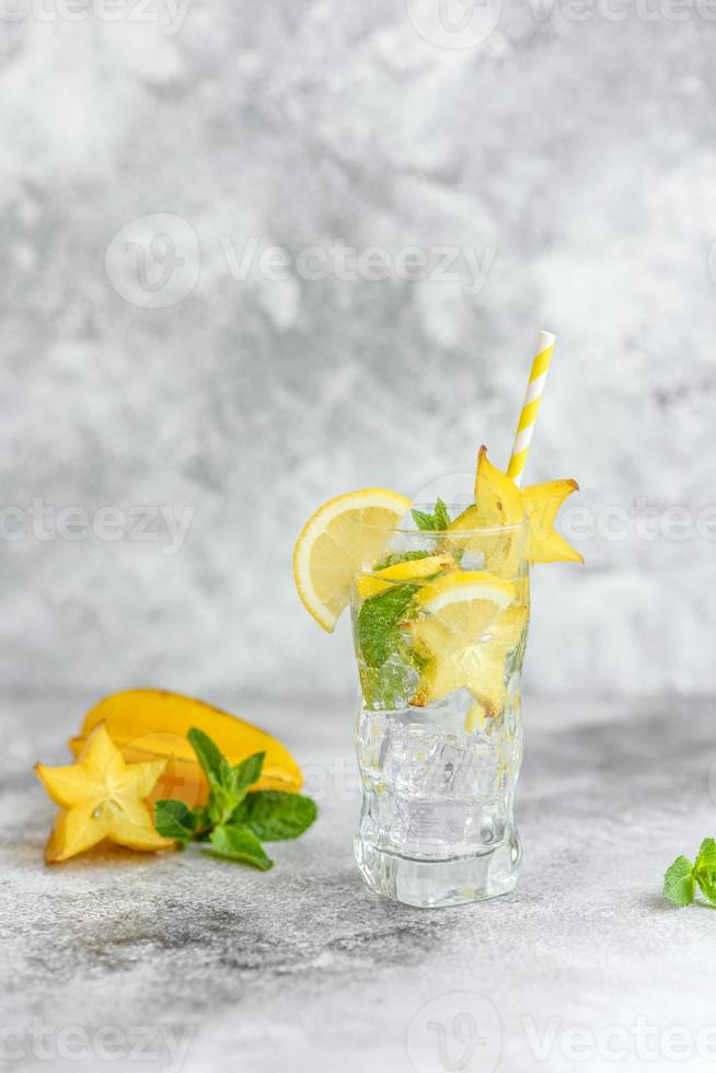 Cóctel de verano fresco con limones, menta y hielo, imagen de enfoque selectivo foto