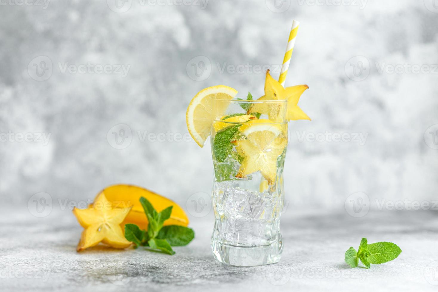 Cóctel de verano fresco con limones, menta y hielo, imagen de enfoque selectivo foto