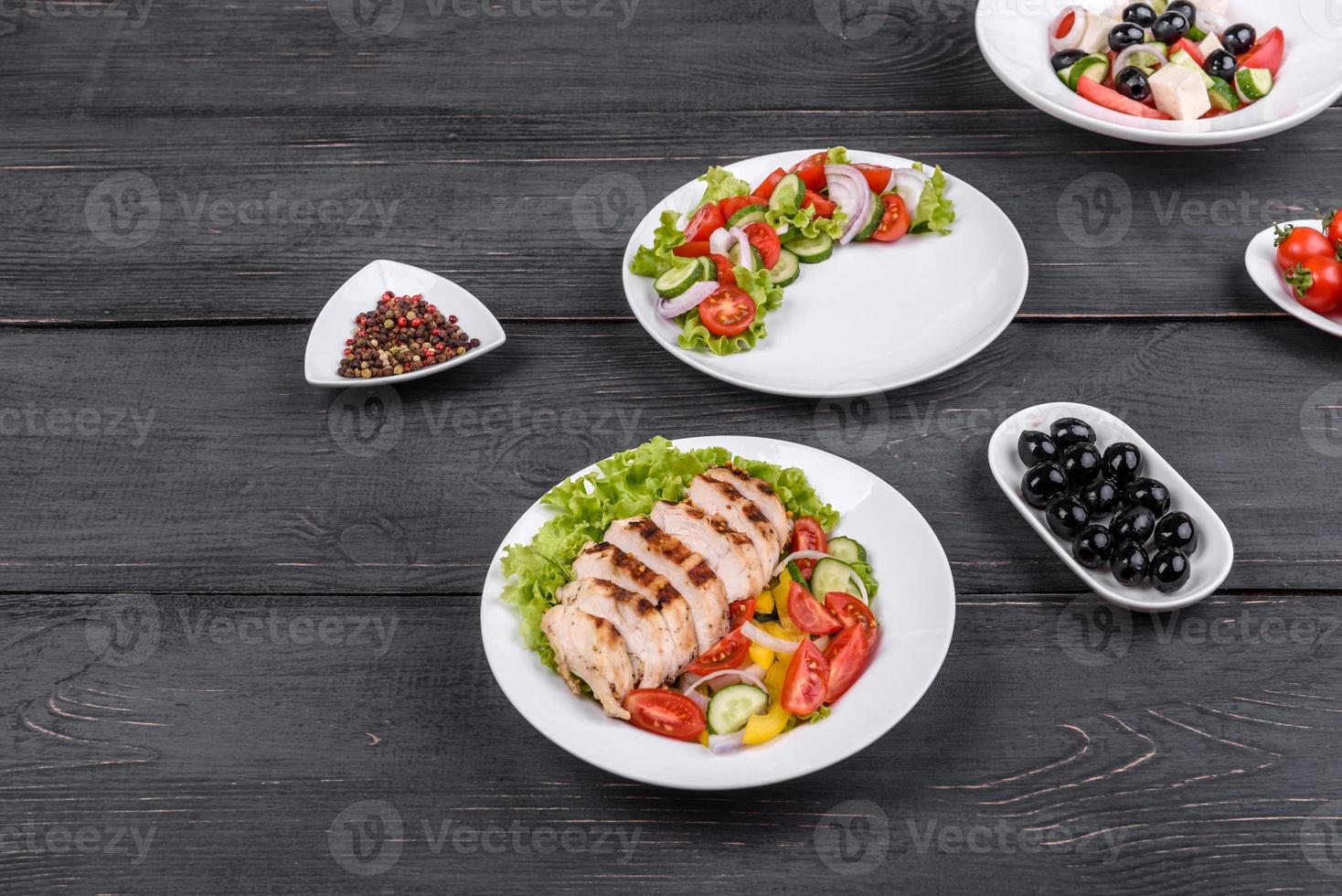 tres deliciosas ensaladas frescas con pollo, tomate, pepino, cebolla y verduras con aceite de oliva foto