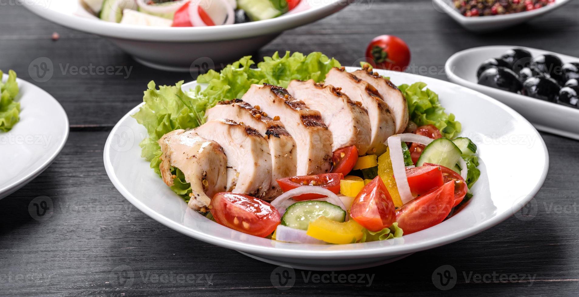 deliciosa ensalada fresca con pollo, tomate, pepino, cebolla y verduras con aceite de oliva foto