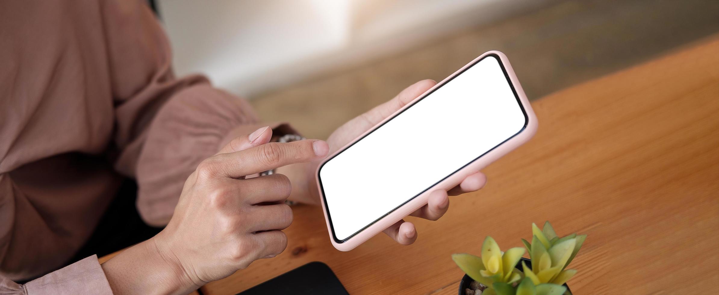 mujer sosteniendo pantalla en blanco simulacro de teléfono móvil foto