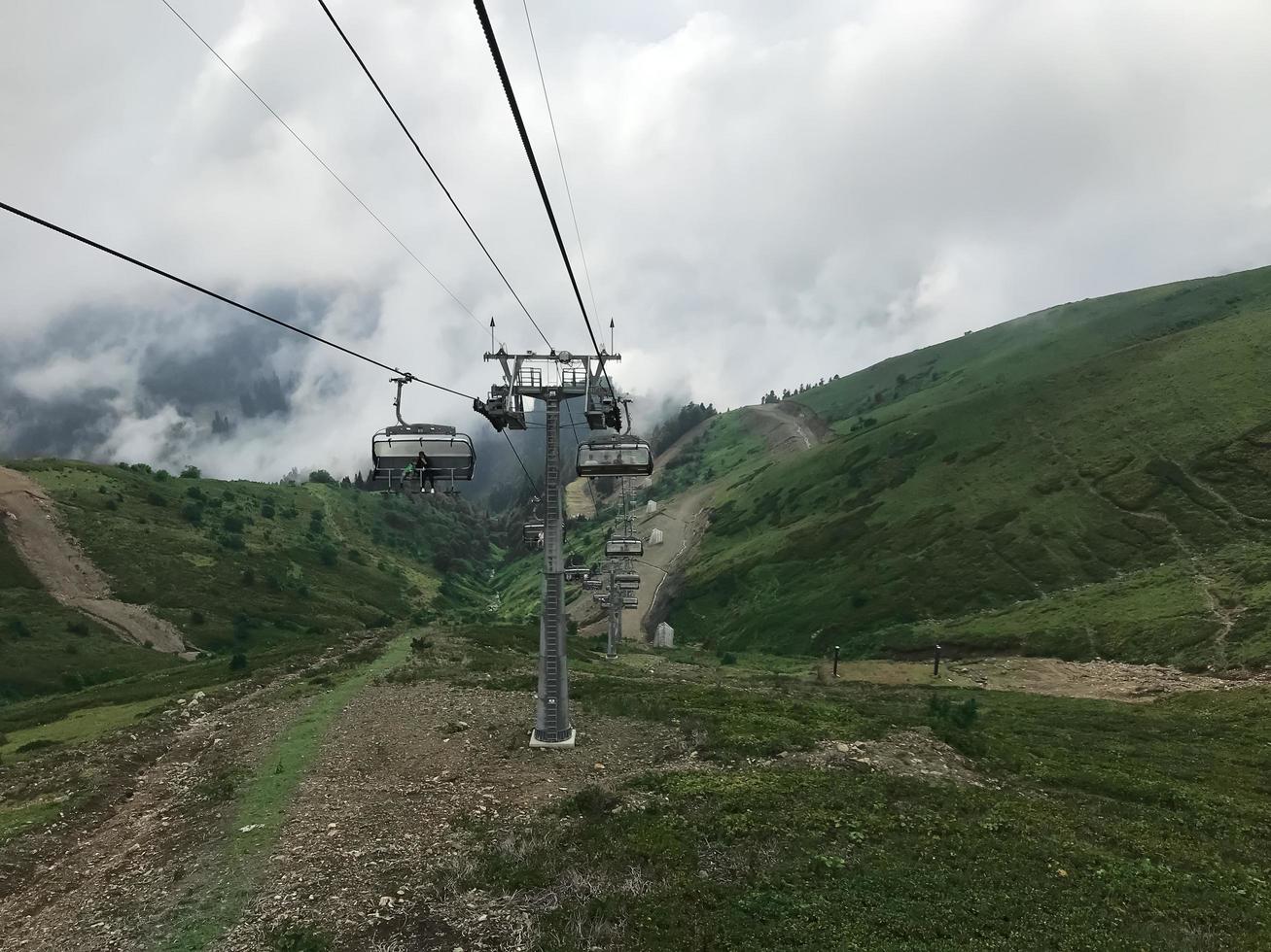 el teleférico en las montañas del cáucaso. área de sochi, roza khutor, rusia foto
