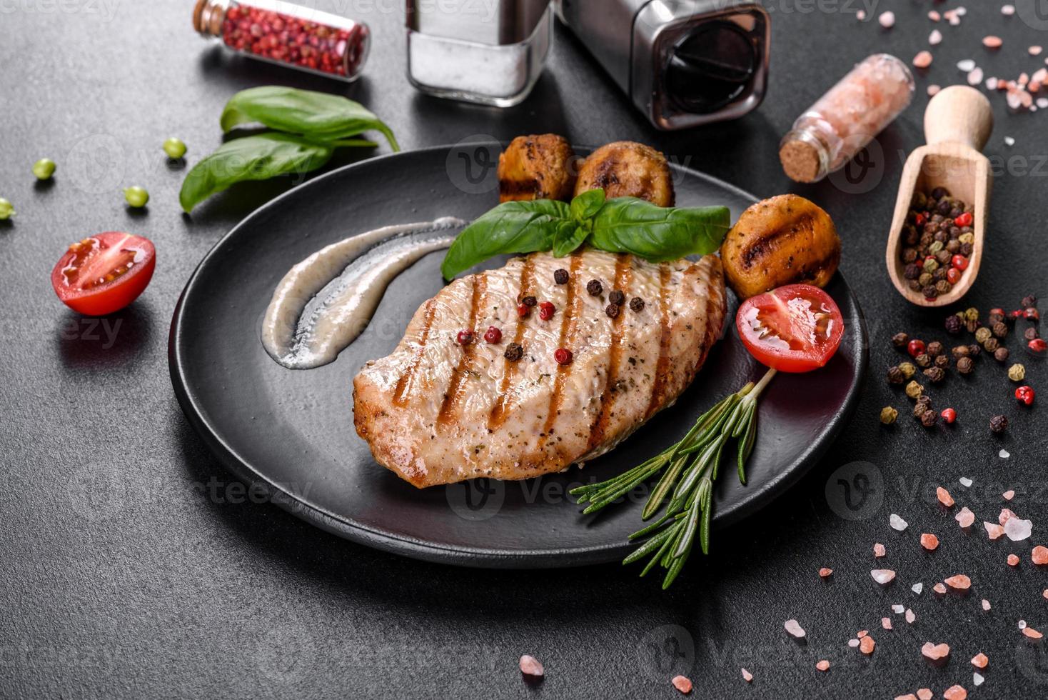 sabroso bistec de ternera al horno con verduras, patatas fritas y especias foto