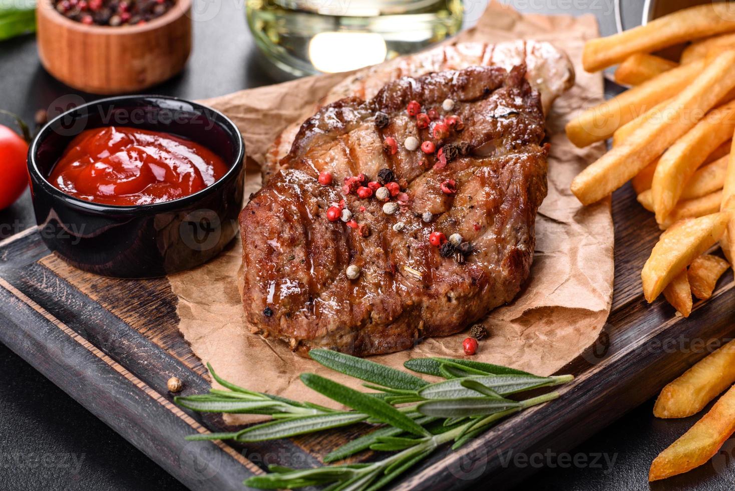 sabroso bistec de ternera al horno con verduras, patatas fritas y especias foto