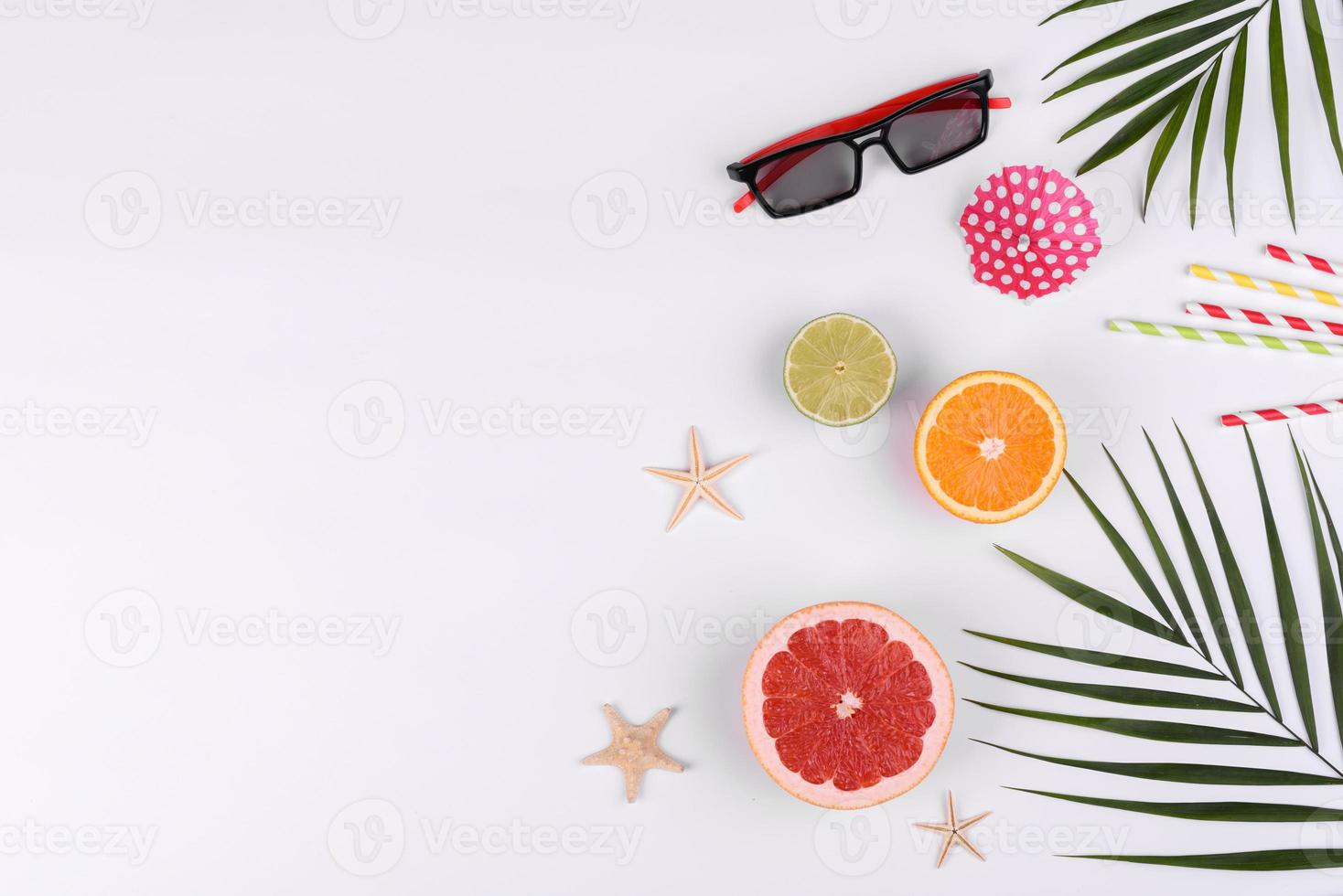 accesorios de playa, gafas y sombrero con conchas y estrellas de mar sobre un fondo de color foto