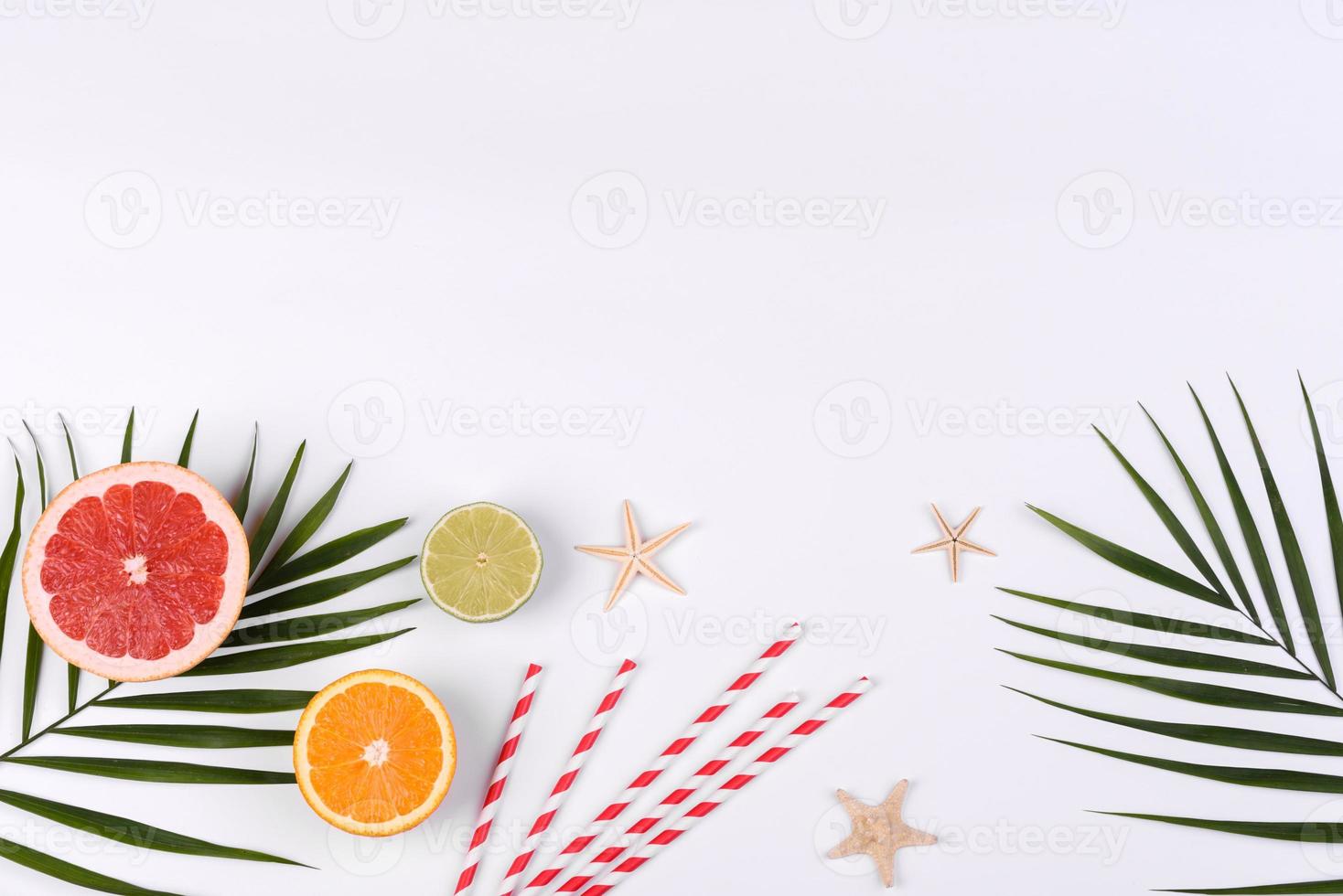 accesorios de playa, gafas y sombrero con conchas y estrellas de mar sobre un fondo de color foto