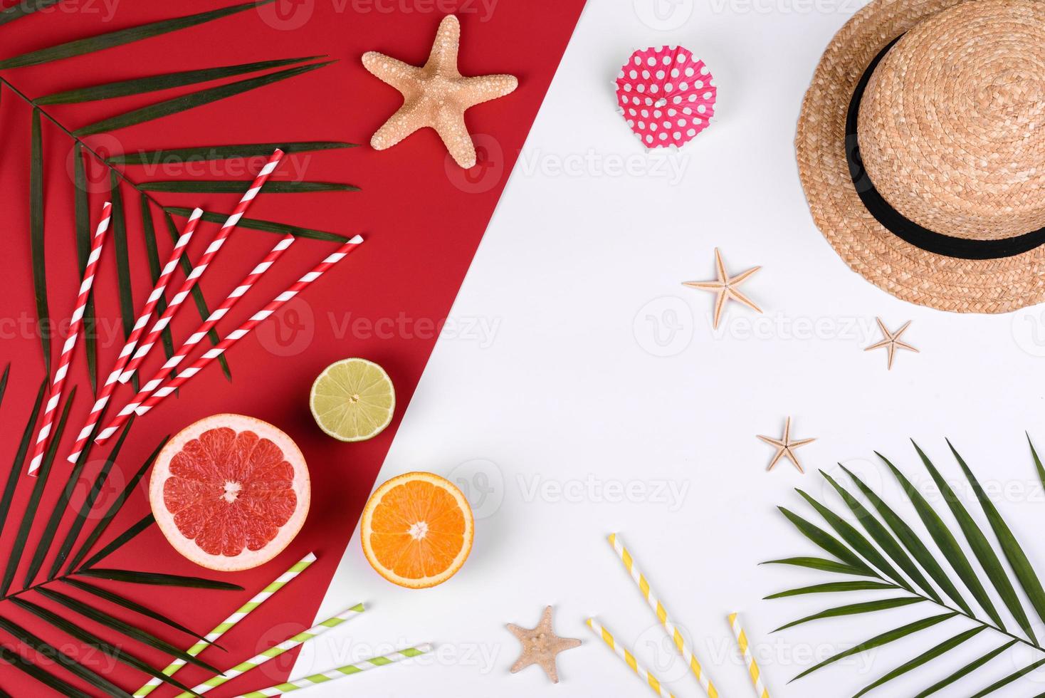 accesorios de playa, gafas y sombrero con conchas y estrellas de mar sobre un fondo de color foto