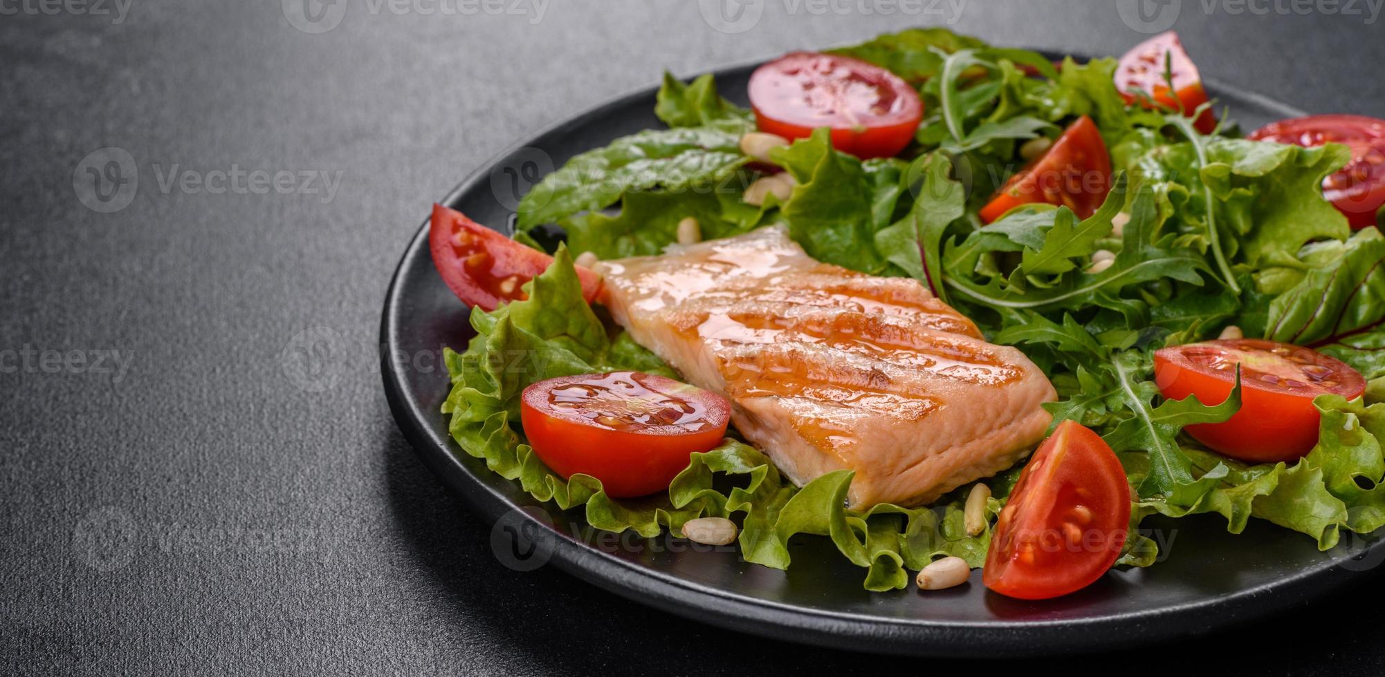 deliciosa ensalada fresca con pescado, tomates y hojas de lechuga foto