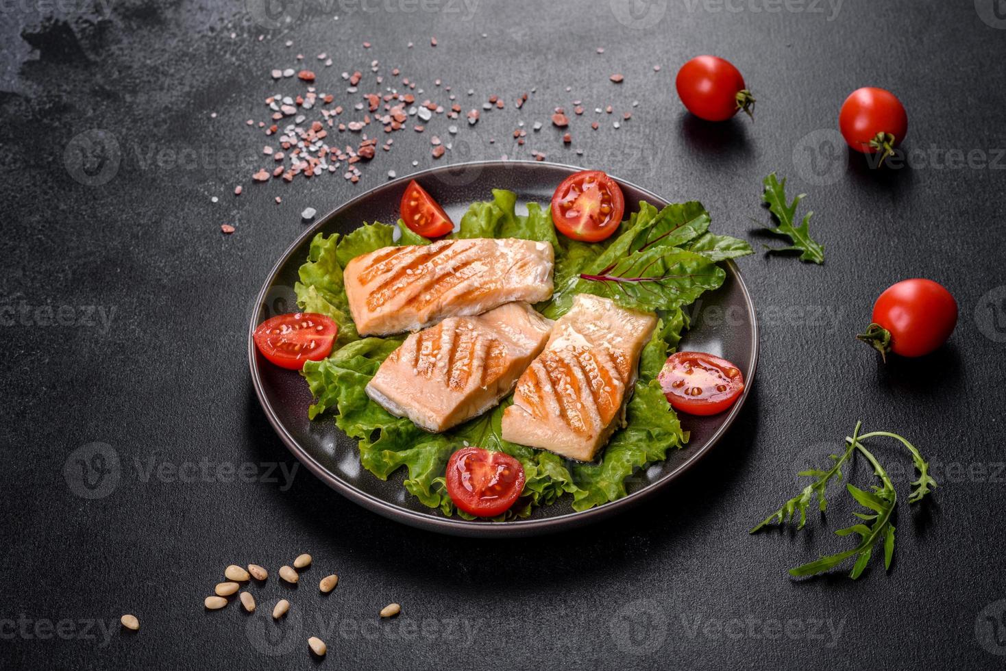 deliciosa ensalada fresca con pescado, tomates y hojas de lechuga foto