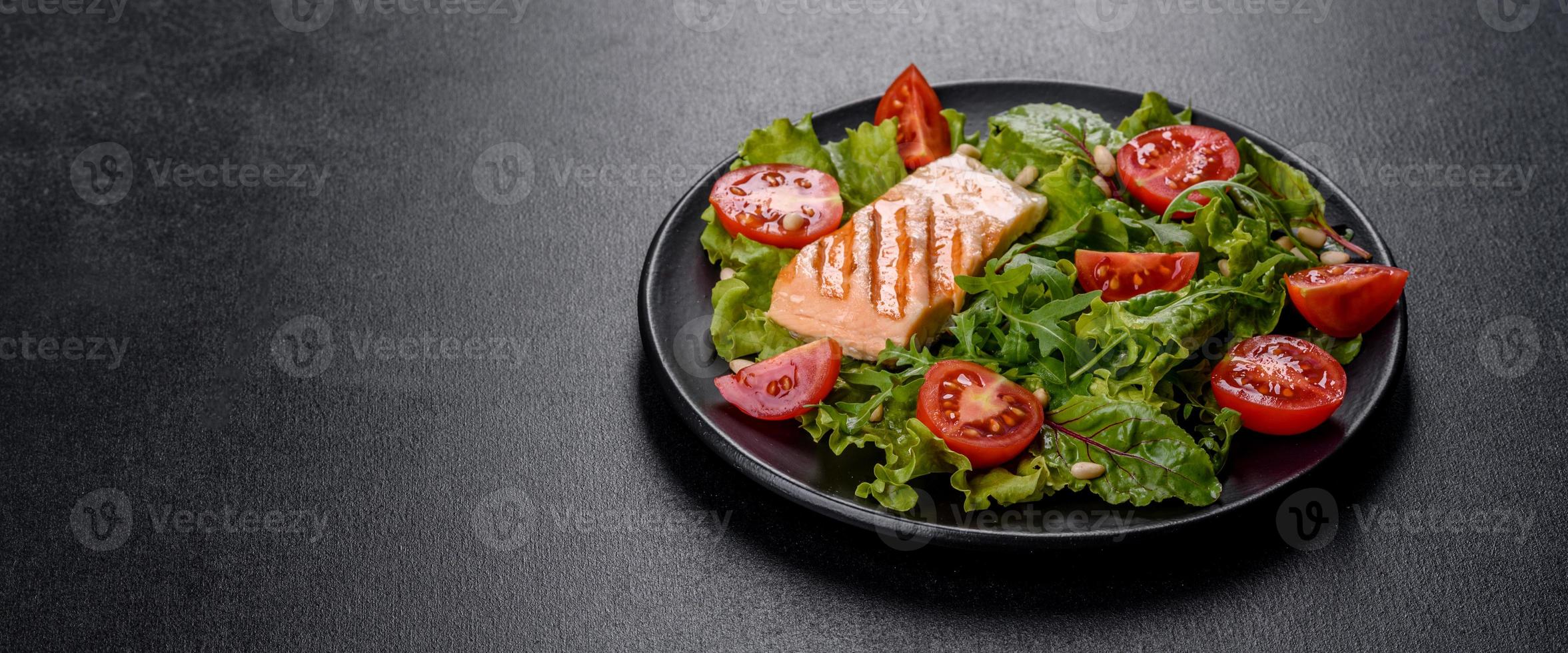 deliciosa ensalada fresca con pescado, tomates y hojas de lechuga foto