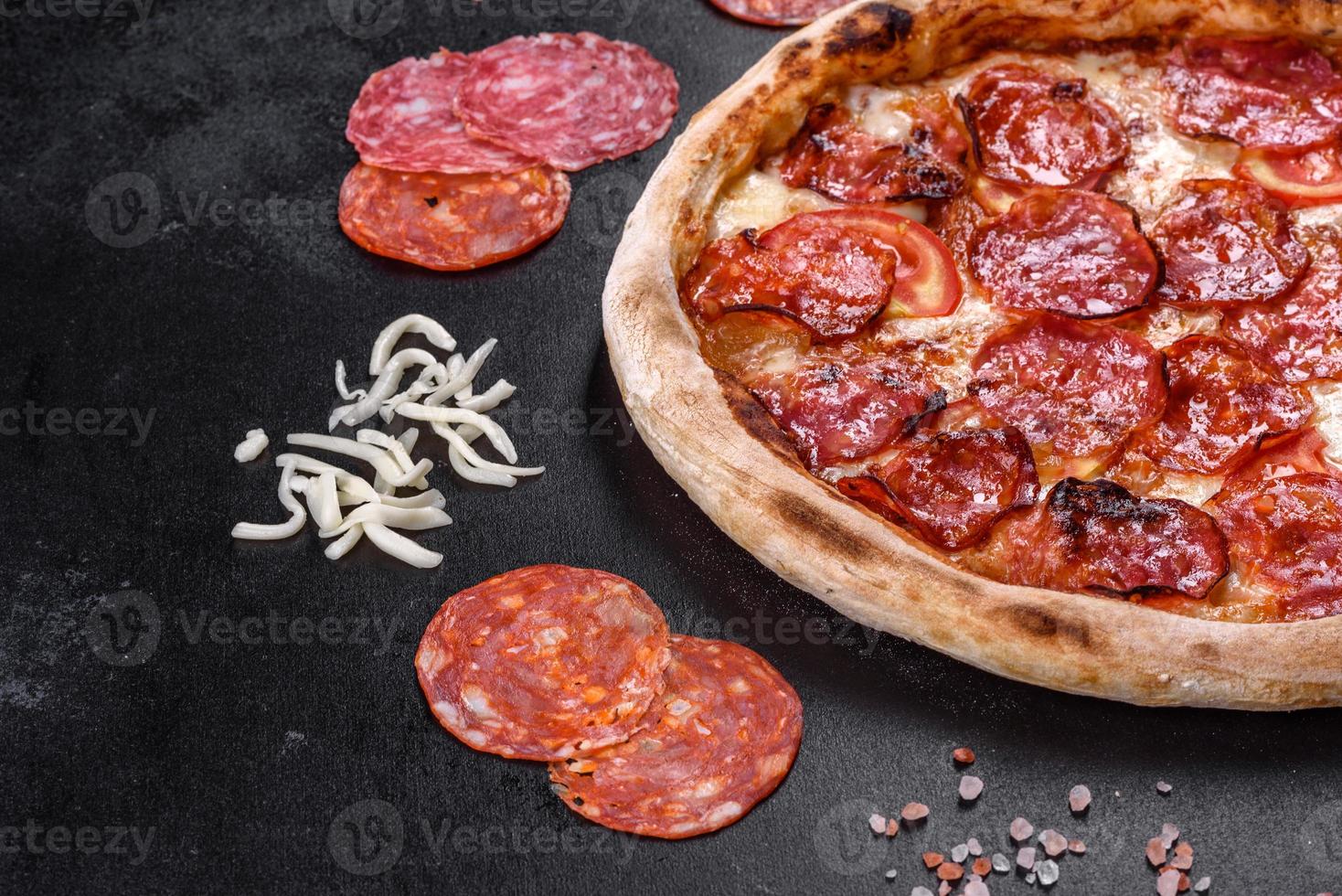 pizza de pepperoni con salsa de pizza, queso mozzarella y pepperoni foto
