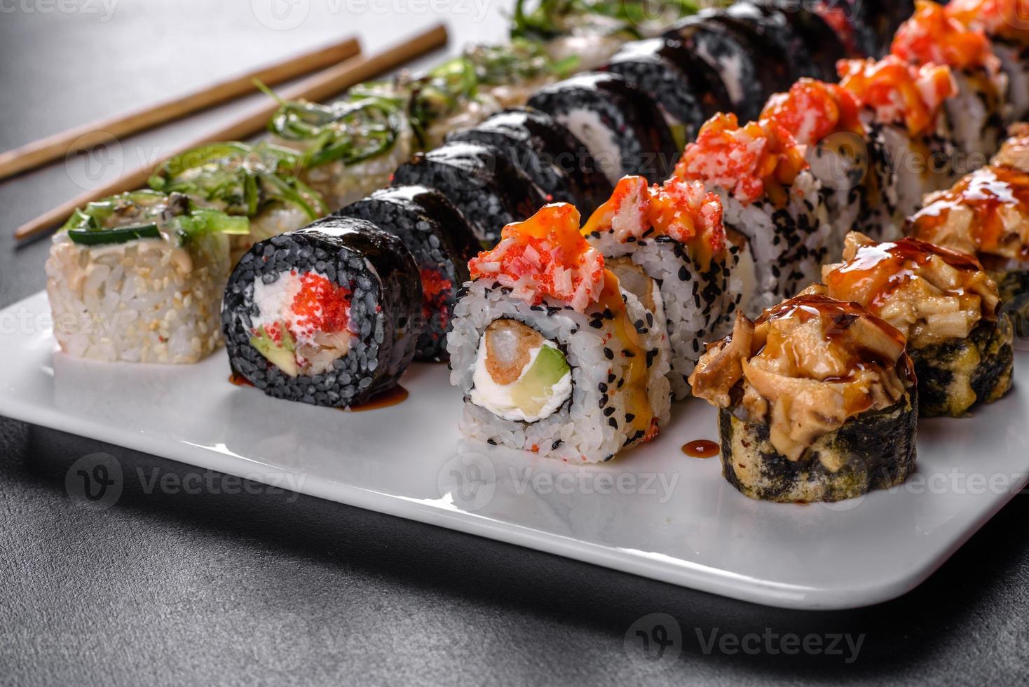 comida japonesa con aguacate, camarones, cangrejo y salmón foto