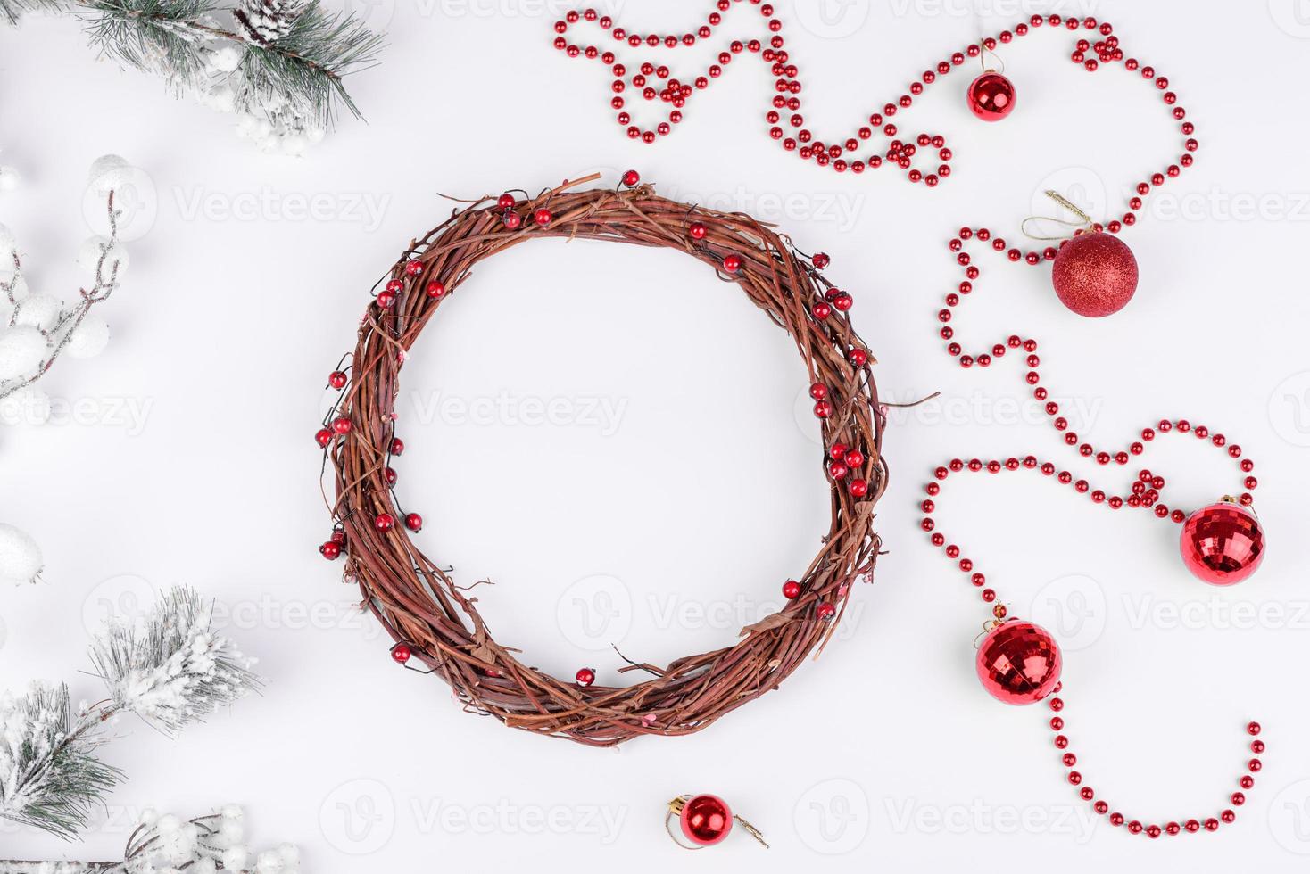 regalos, ramas de abeto, adornos rojos sobre fondo blanco foto