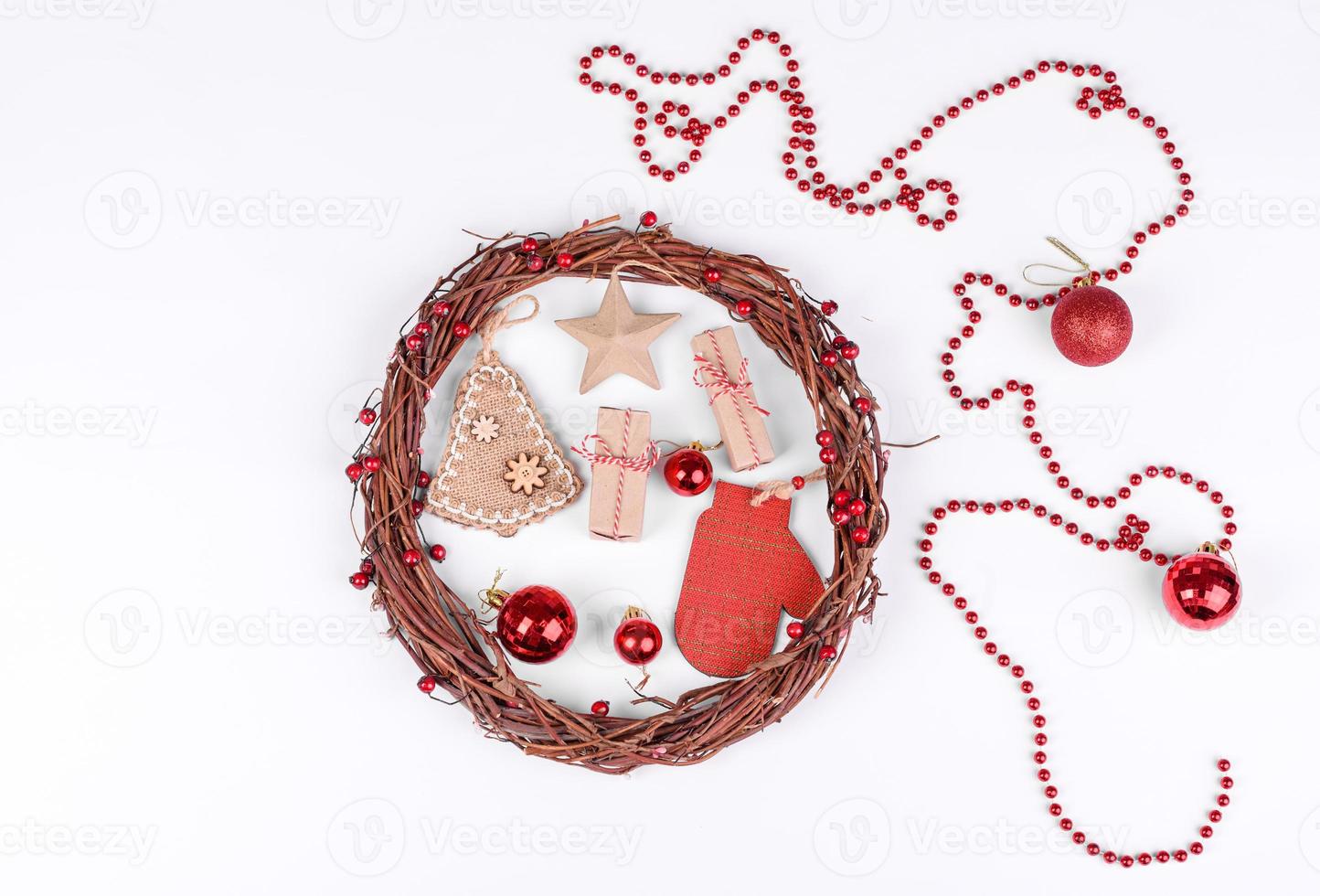 regalos, ramas de abeto, adornos rojos sobre fondo blanco foto