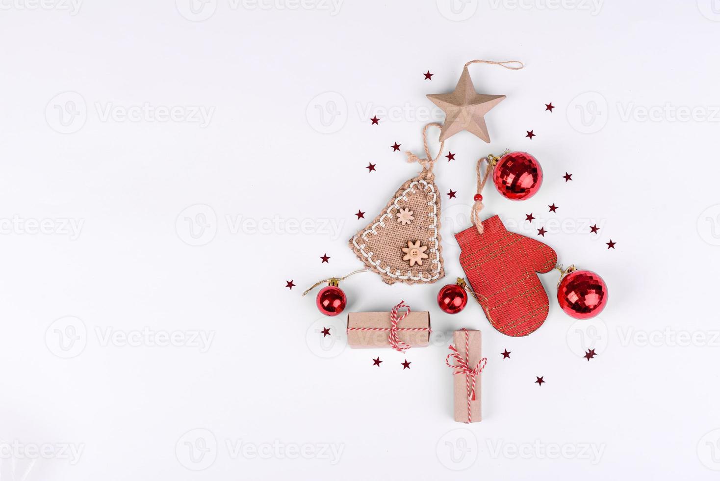 regalos, ramas de abeto, adornos rojos sobre fondo blanco foto