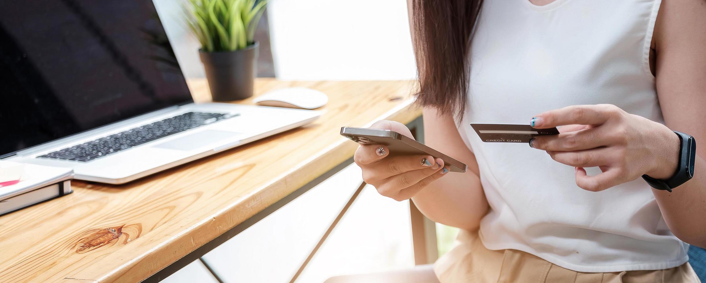 mujer con smartphone y tarjeta de crédito foto