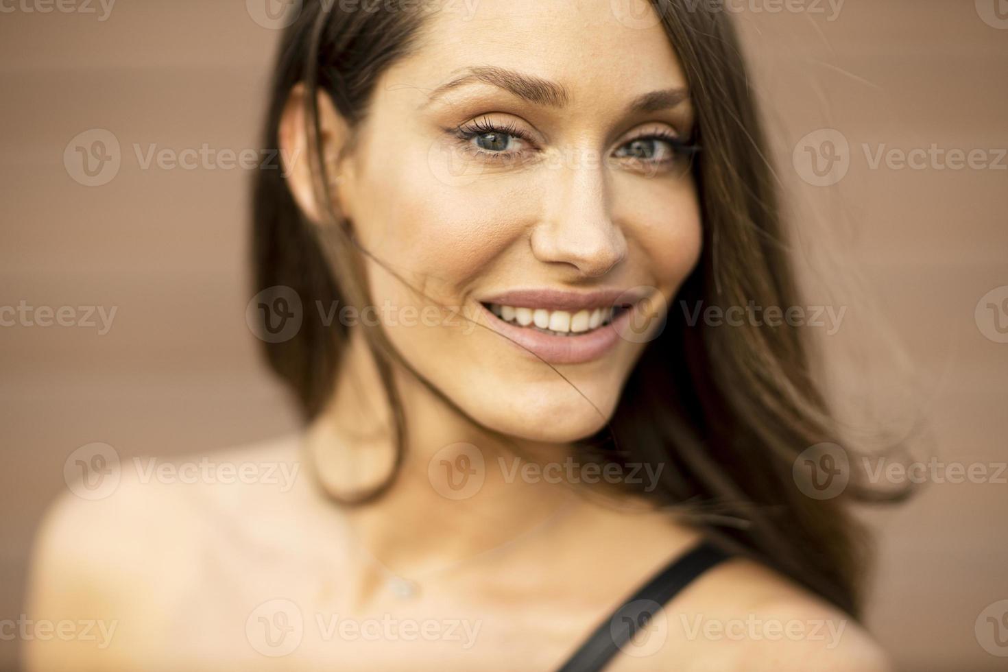 Retrato al aire libre de sensual mujer morena de pelo largo foto