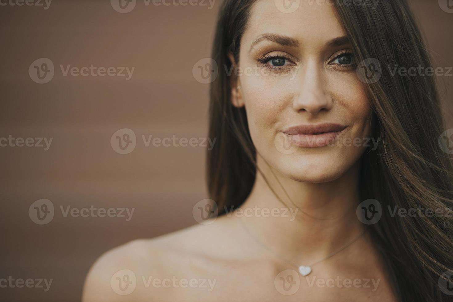 Retrato al aire libre de sensual mujer morena de pelo largo foto