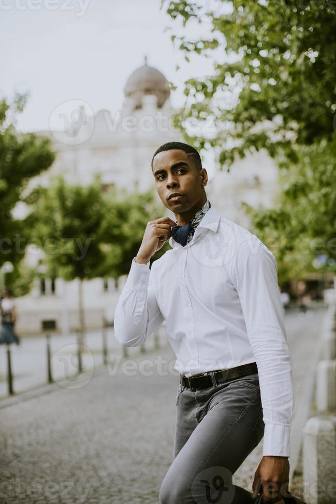 Joven empresario afroamericano esperando un taxi en una calle foto